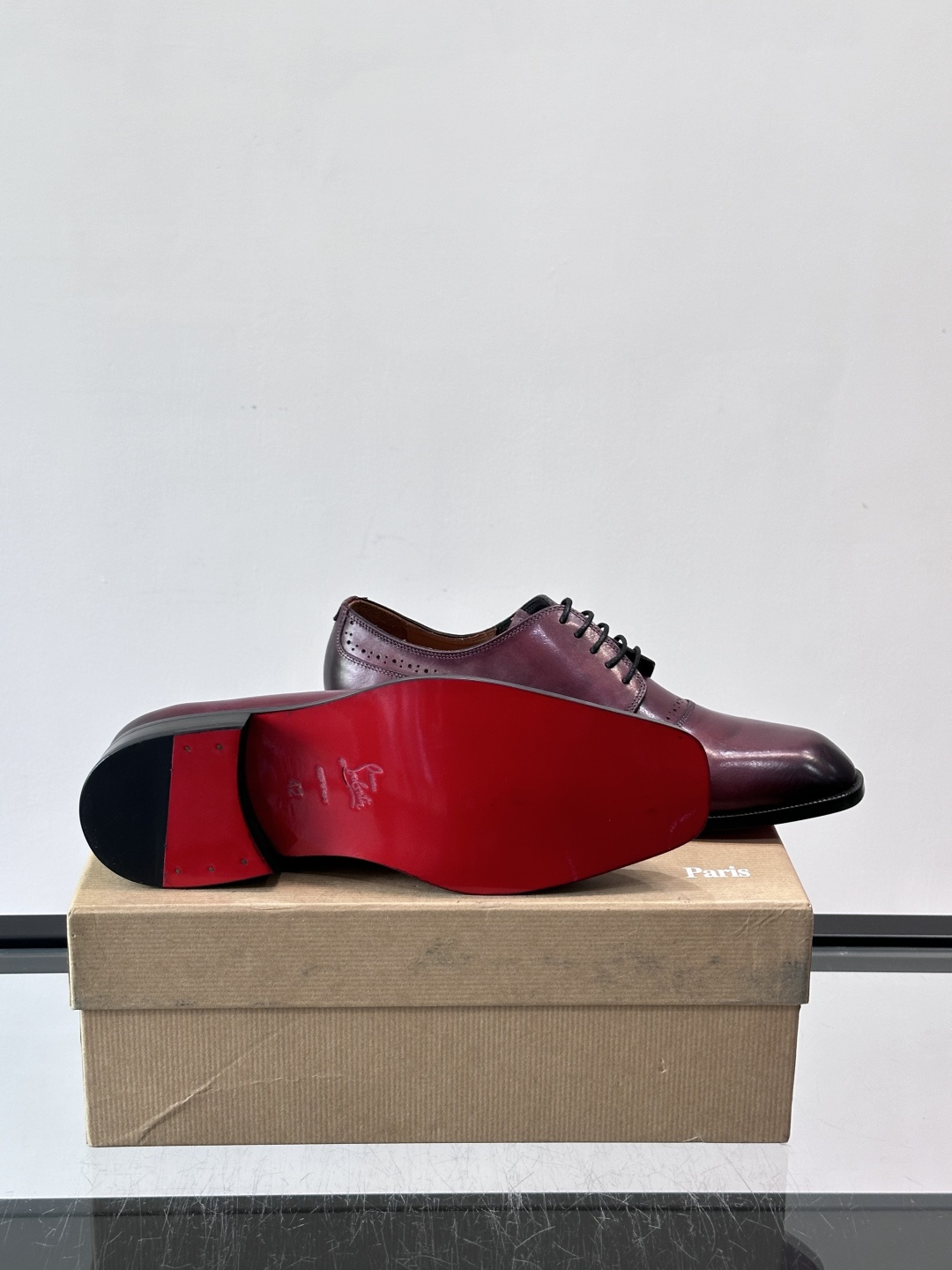Christian Louboutin男士正装皮鞋，选用优质牛皮，鞋面光泽细腻，布洛克雕花设计超有复古感