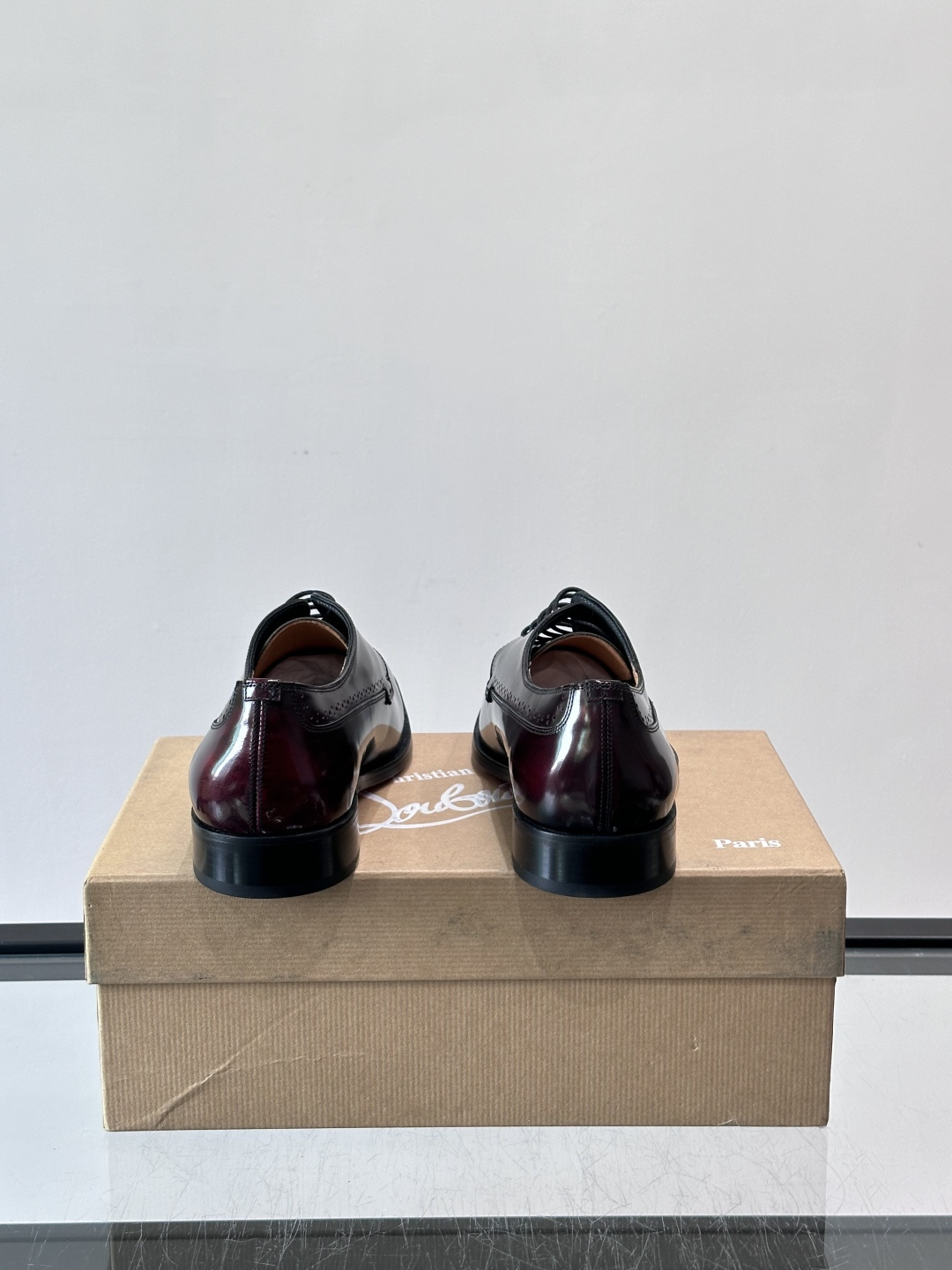 Christian Louboutin男士正装皮鞋，选用优质牛皮，鞋面光泽细腻，布洛克雕花设计超有复古感