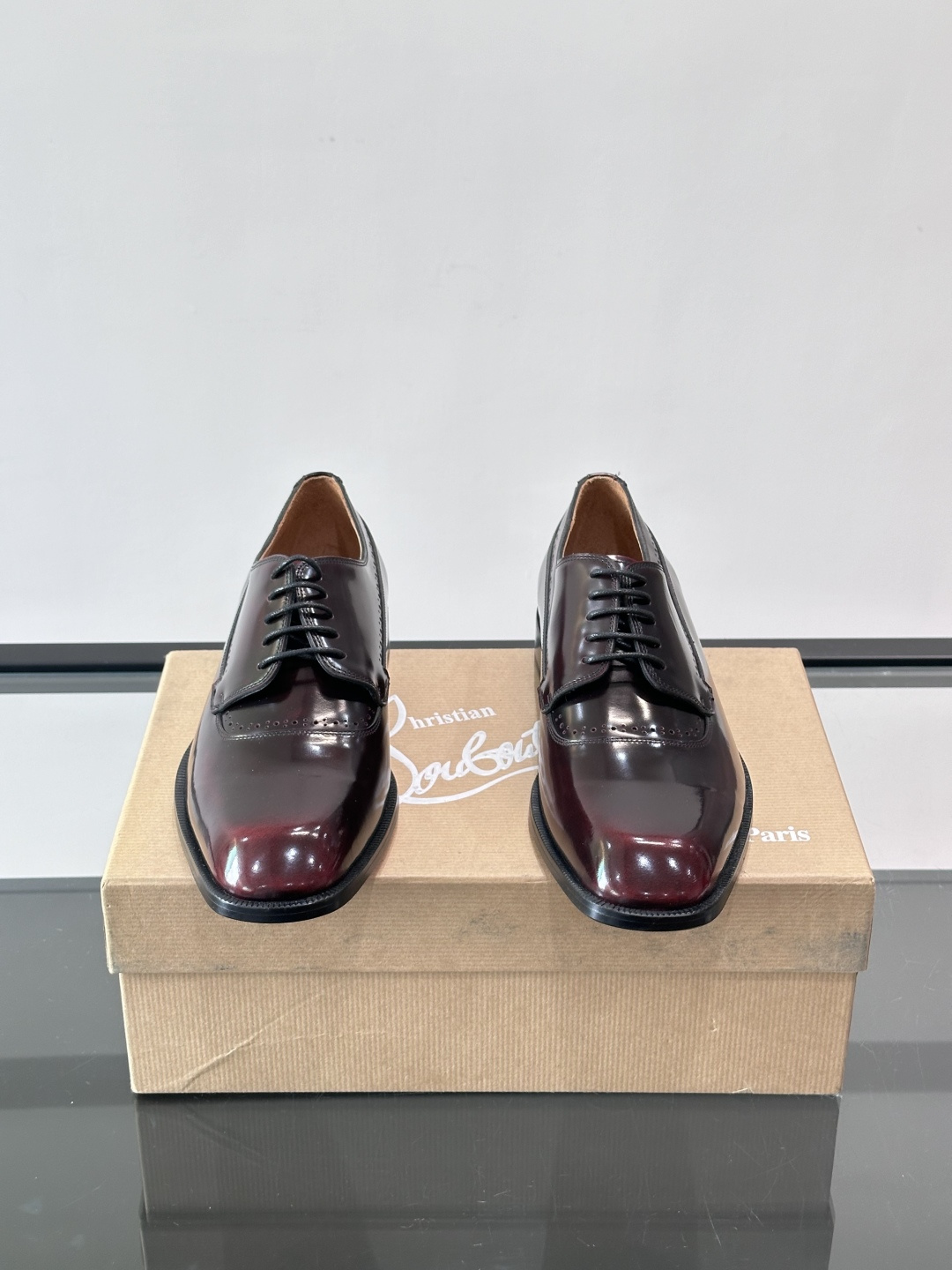 Christian Louboutin男士正装皮鞋，选用优质牛皮，鞋面光泽细腻，布洛克雕花设计超有复古感