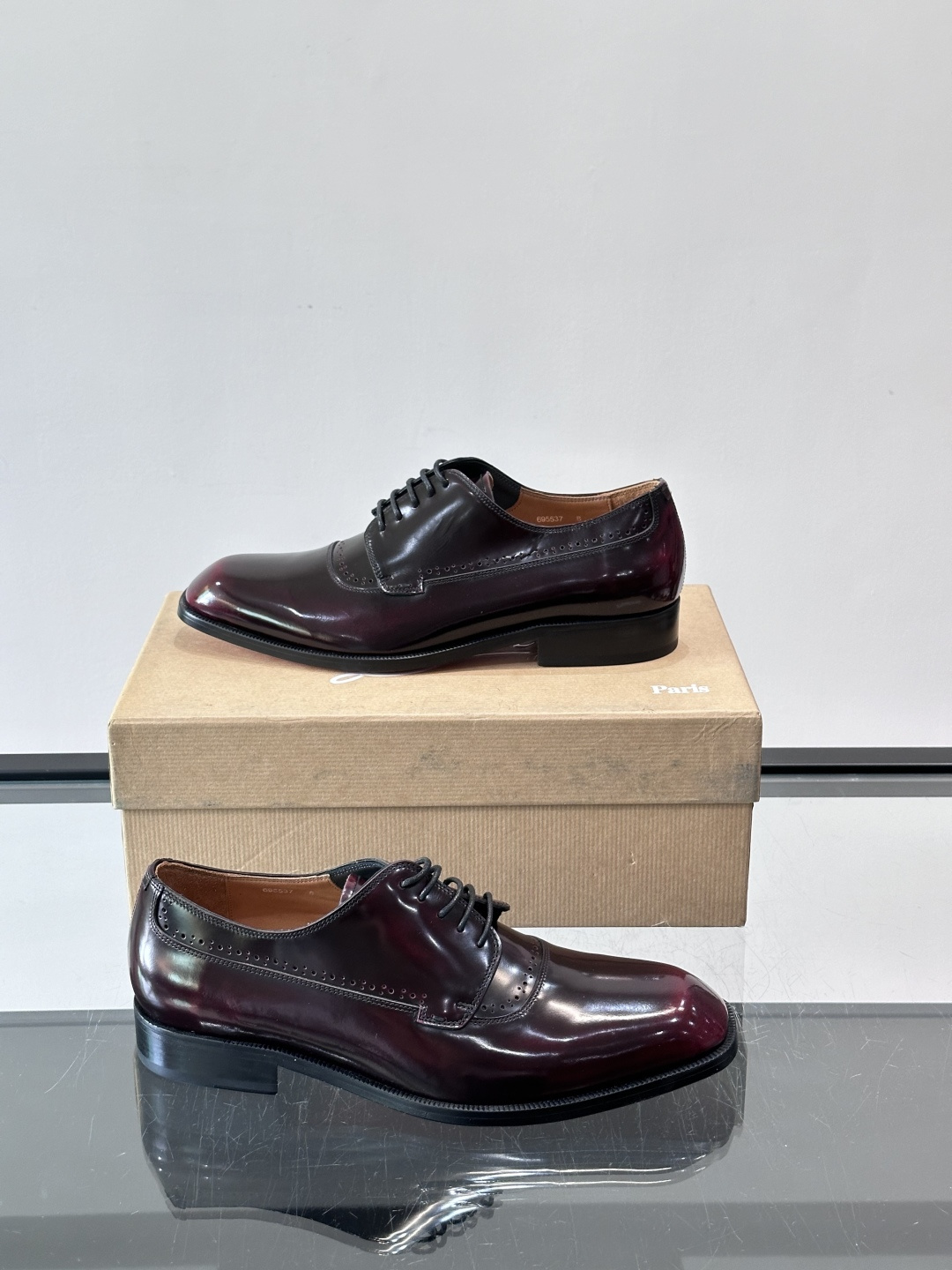 Christian Louboutin男士正装皮鞋，选用优质牛皮，鞋面光泽细腻，布洛克雕花设计超有复古感