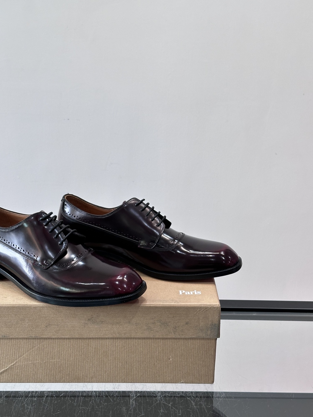 Christian Louboutin男士正装皮鞋，选用优质牛皮，鞋面光泽细腻，布洛克雕花设计超有复古感
