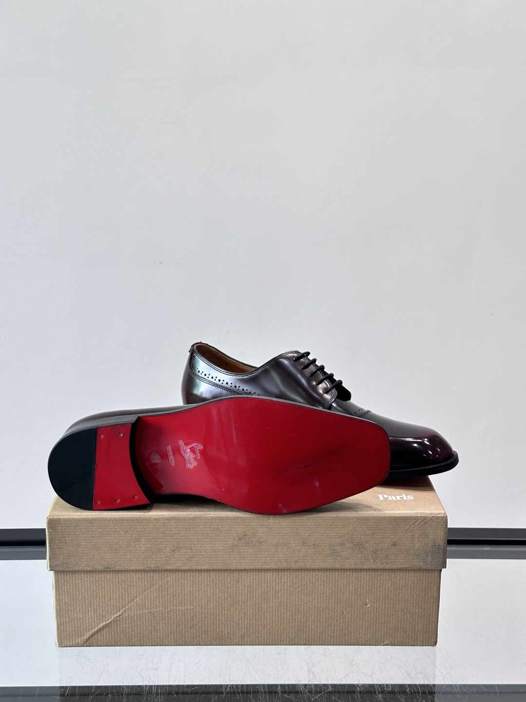 Christian Louboutin男士正装皮鞋，选用优质牛皮，鞋面光泽细腻，布洛克雕花设计超有复古感