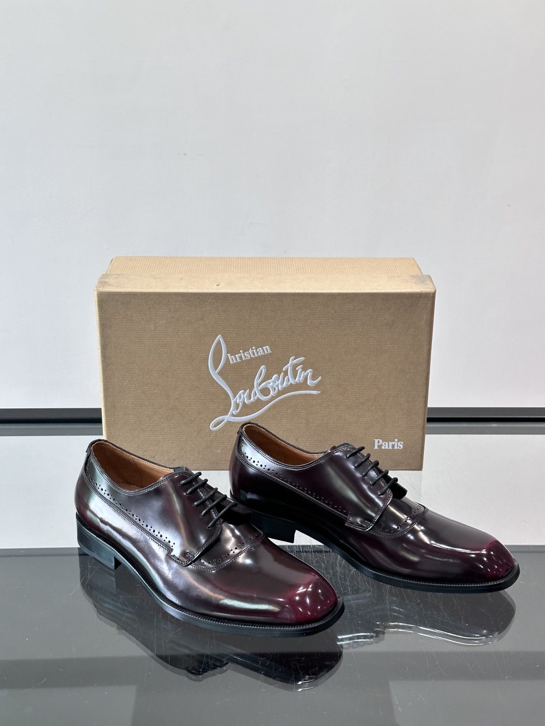 Christian Louboutin男士正装皮鞋，选用优质牛皮，鞋面光泽细腻，布洛克雕花设计超有复古感