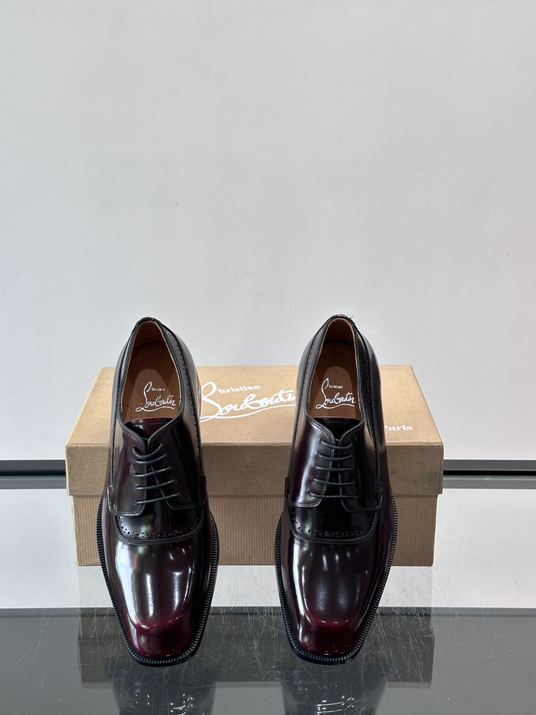 Christian Louboutin男士正装皮鞋，选用优质牛皮，鞋面光泽细腻，布洛克雕花设计超有复古感