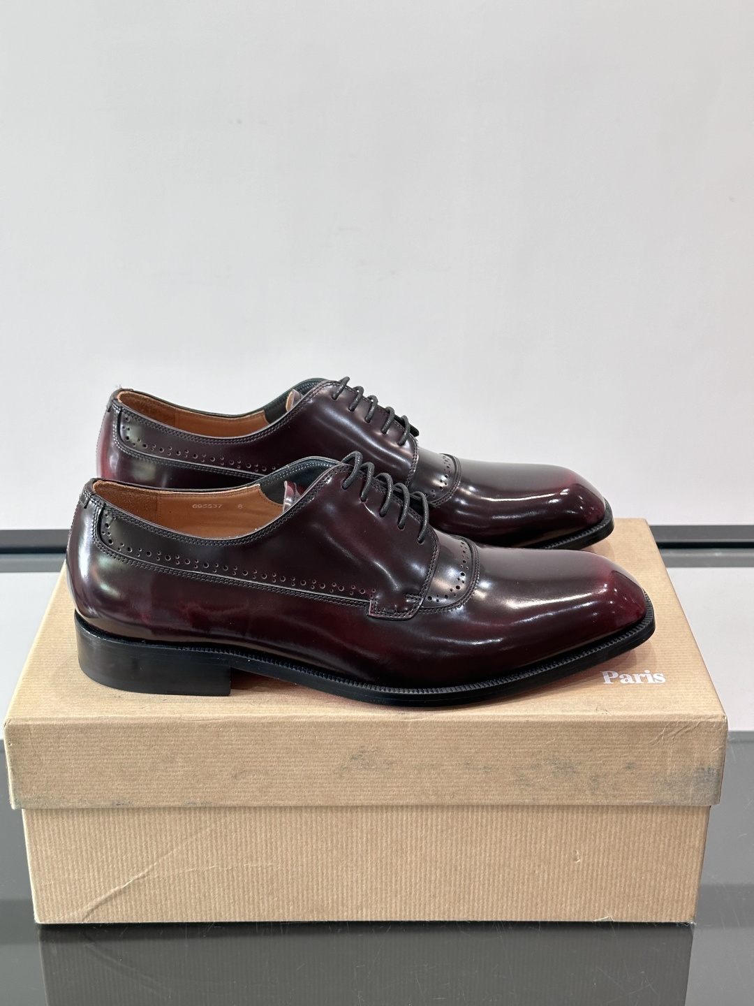 Christian Louboutin男士正装皮鞋，选用优质牛皮，鞋面光泽细腻，布洛克雕花设计超有复古感