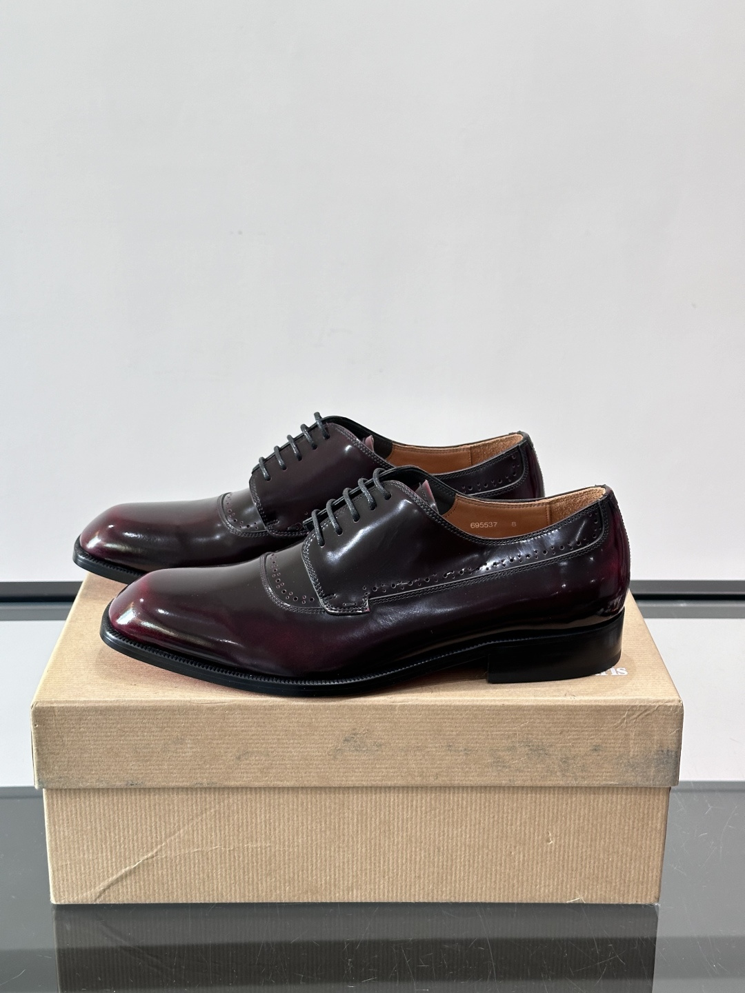 Christian Louboutin男士正装皮鞋，选用优质牛皮，鞋面光泽细腻，布洛克雕花设计超有复古感