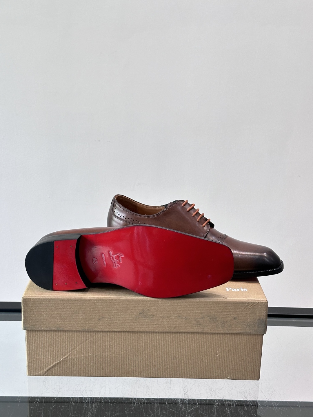 Christian Louboutin男士正装皮鞋，选用优质牛皮，鞋面光泽细腻，布洛克雕花设计超有复古感