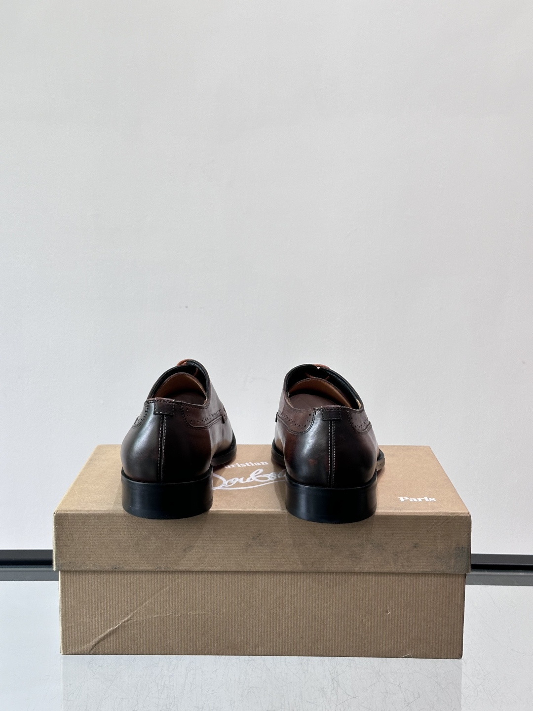 Christian Louboutin男士正装皮鞋，选用优质牛皮，鞋面光泽细腻，布洛克雕花设计超有复古感