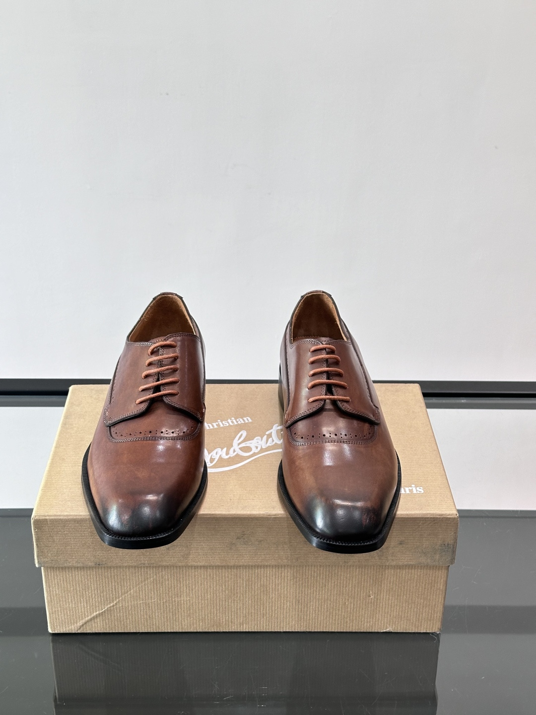 Christian Louboutin男士正装皮鞋，选用优质牛皮，鞋面光泽细腻，布洛克雕花设计超有复古感