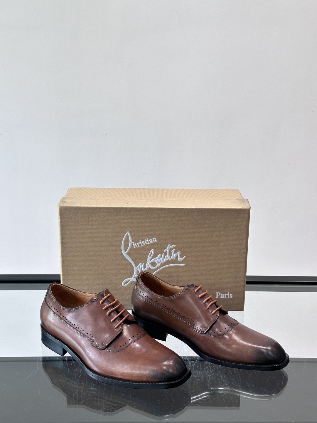 Christian Louboutin男士正装皮鞋，选用优质牛皮，鞋面光泽细腻，布洛克雕花设计超有复古感
