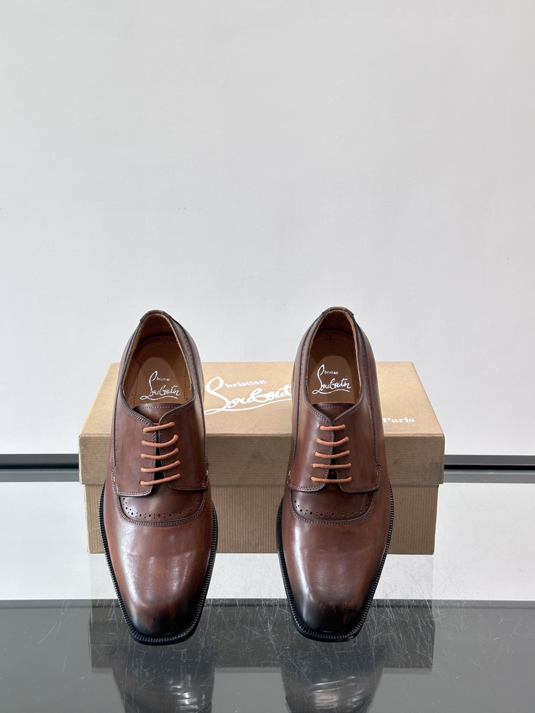 Christian Louboutin男士正装皮鞋，选用优质牛皮，鞋面光泽细腻，布洛克雕花设计超有复古感