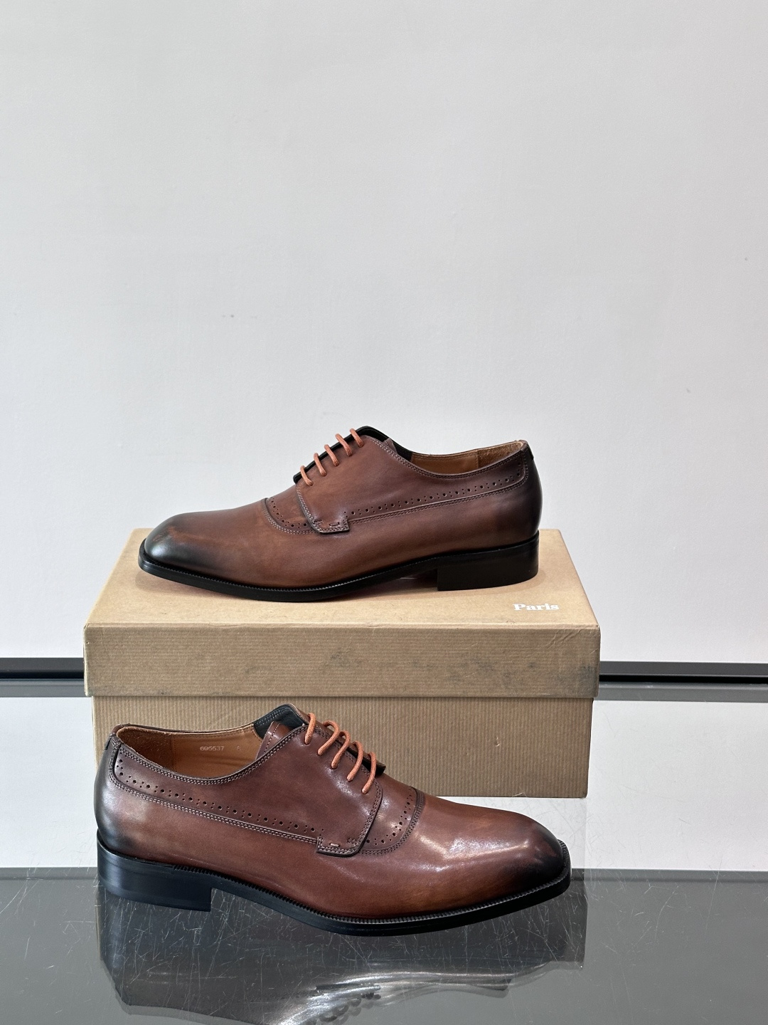 Christian Louboutin男士正装皮鞋，选用优质牛皮，鞋面光泽细腻，布洛克雕花设计超有复古感