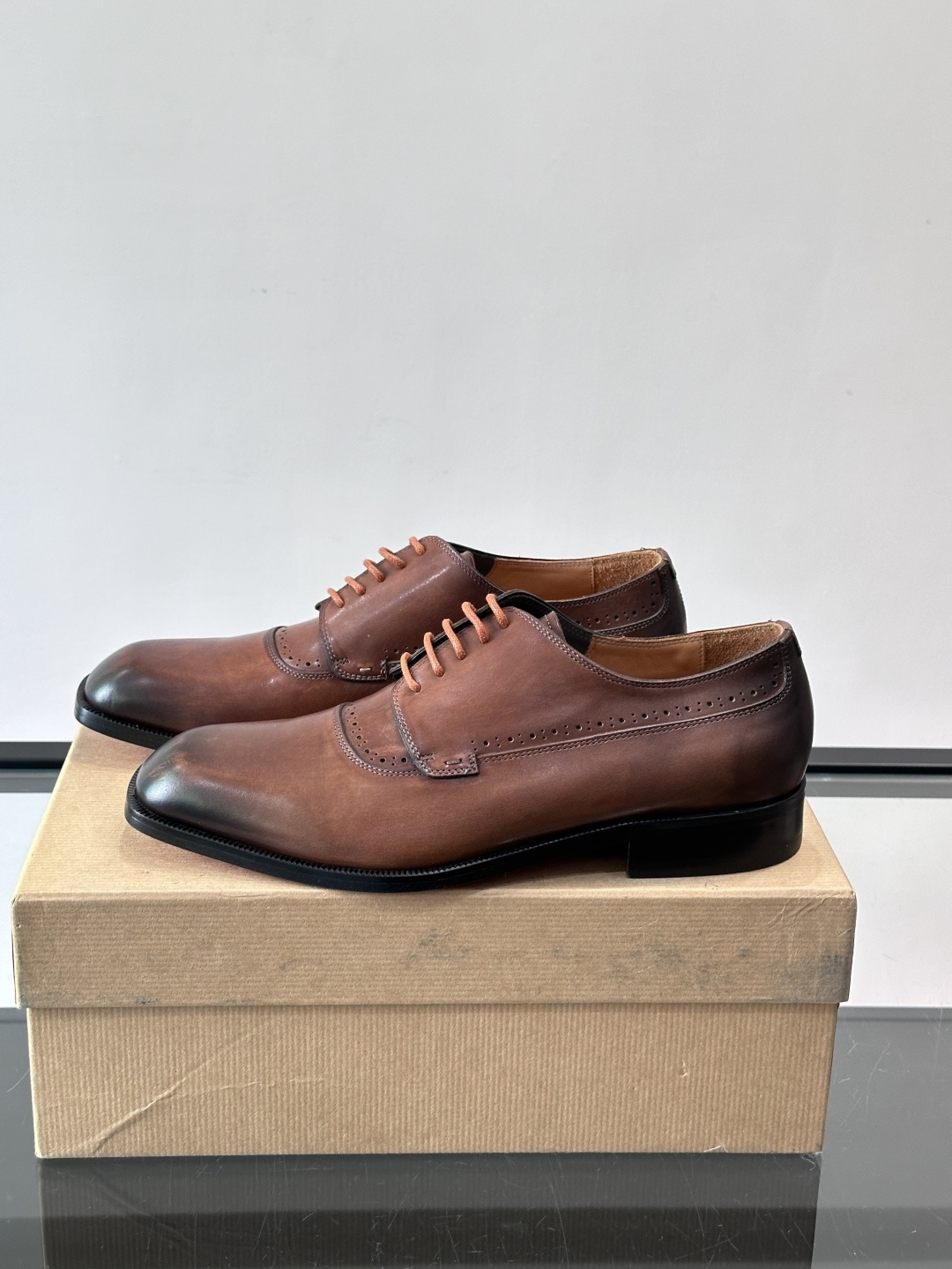 Christian Louboutin男士正装皮鞋，选用优质牛皮，鞋面光泽细腻，布洛克雕花设计超有复古感