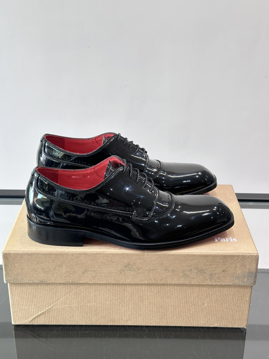 Christian Louboutin男士正装皮鞋，选用优质牛皮，鞋面光泽细腻，布洛克雕花设计超有复古感