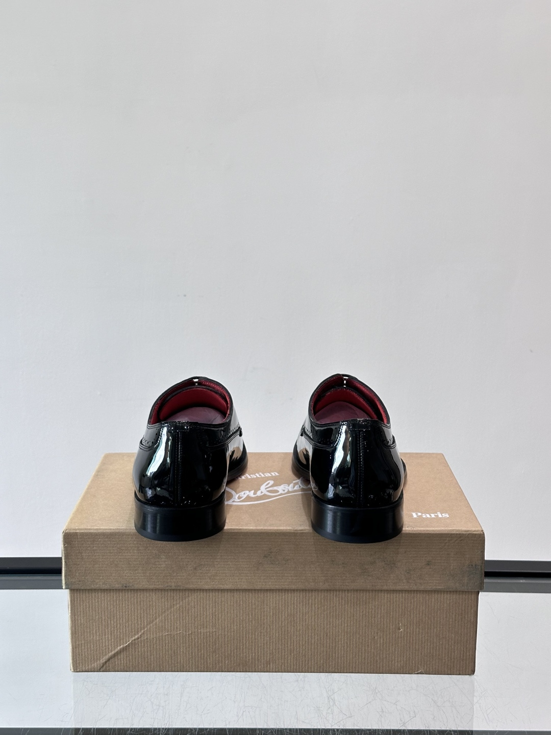 Christian Louboutin男士正装皮鞋，选用优质牛皮，鞋面光泽细腻，布洛克雕花设计超有复古感