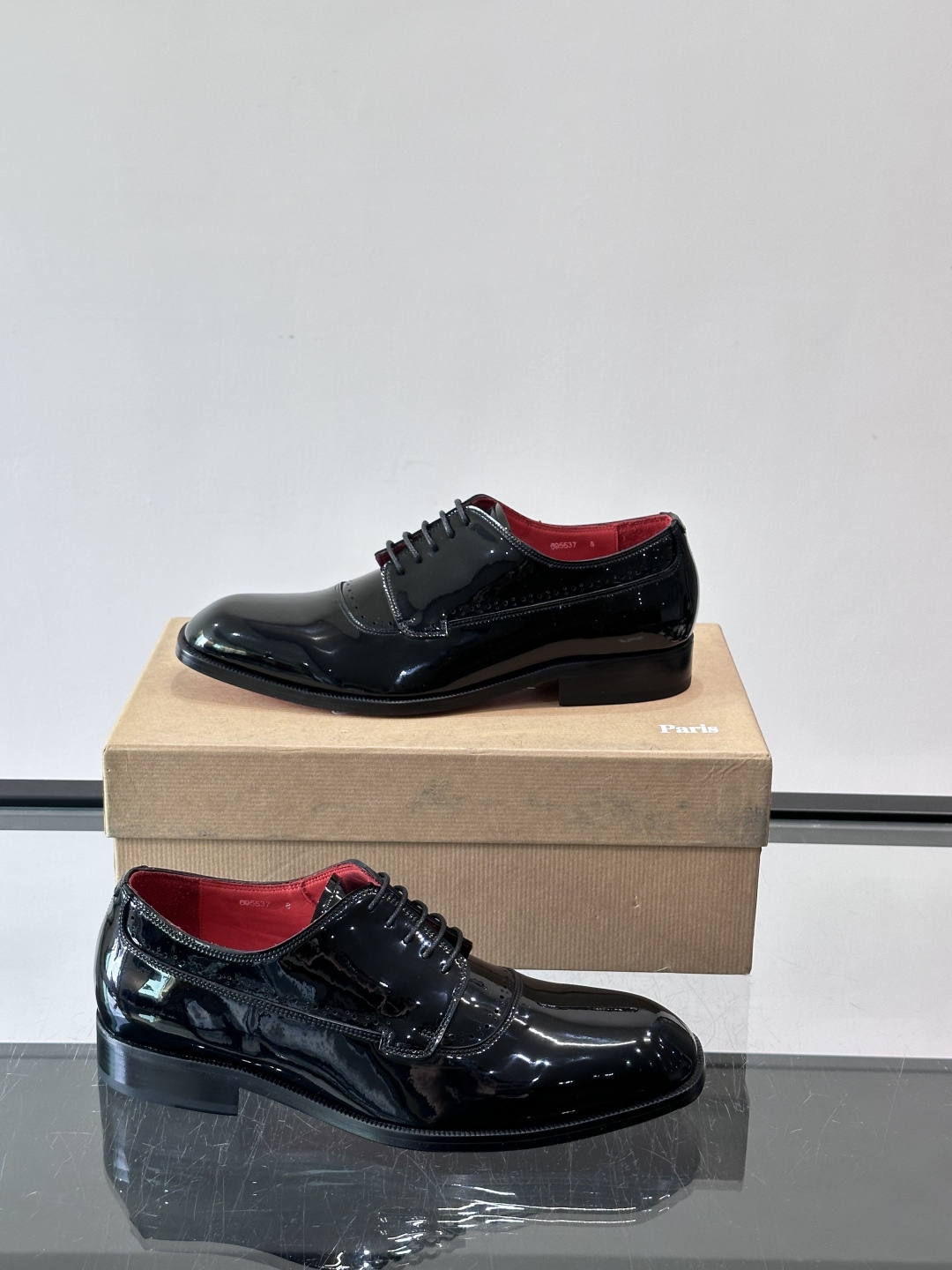 Christian Louboutin男士正装皮鞋，选用优质牛皮，鞋面光泽细腻，布洛克雕花设计超有复古感
