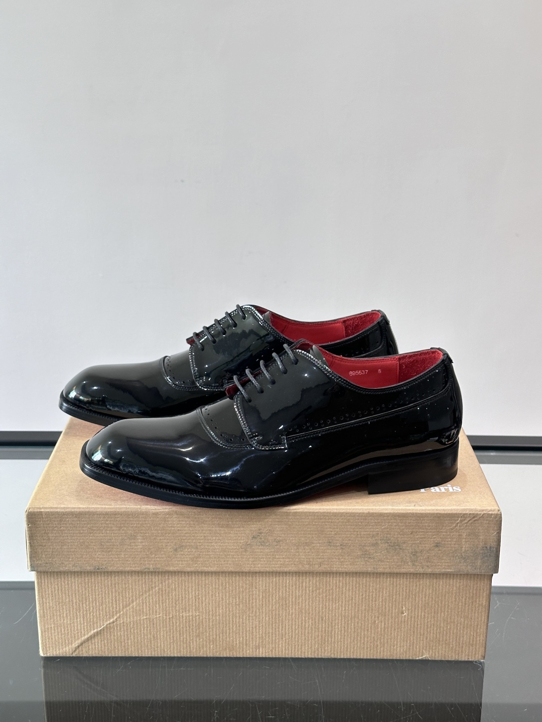 Christian Louboutin男士正装皮鞋，选用优质牛皮，鞋面光泽细腻，布洛克雕花设计超有复古感