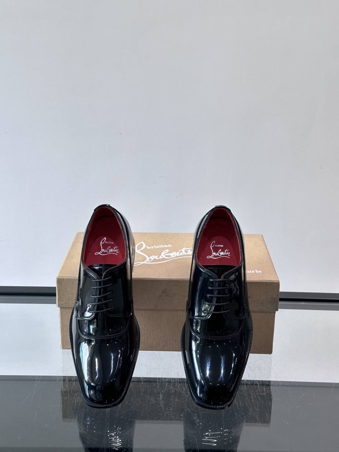 Christian Louboutin男士正装皮鞋，选用优质牛皮，鞋面光泽细腻，布洛克雕花设计超有复古感