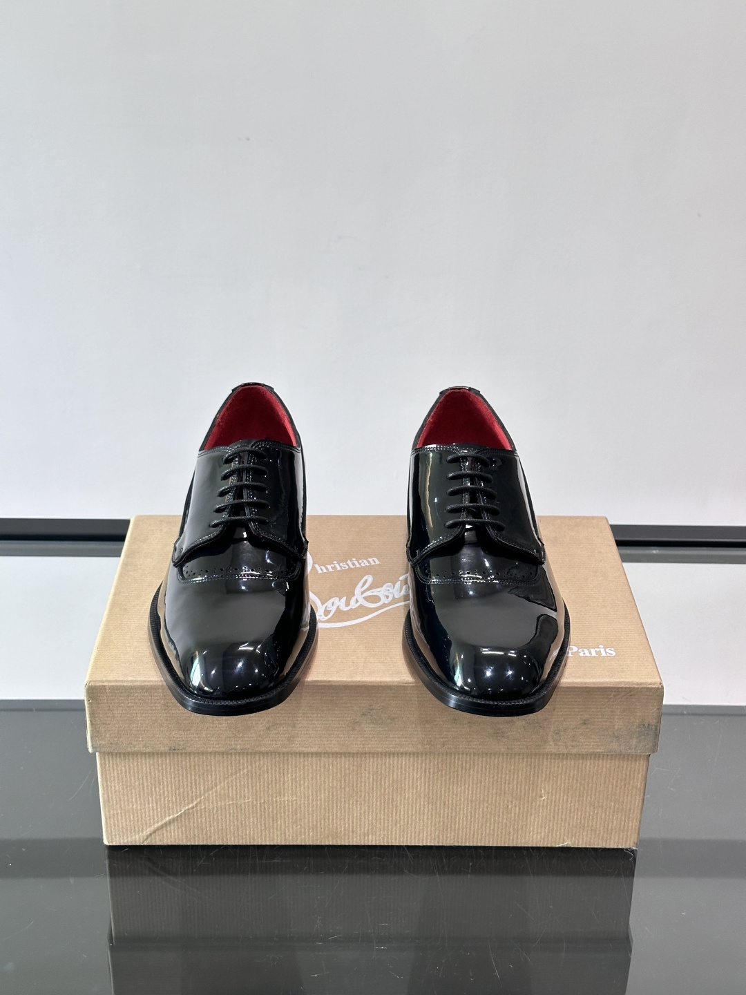Christian Louboutin男士正装皮鞋，选用优质牛皮，鞋面光泽细腻，布洛克雕花设计超有复古感