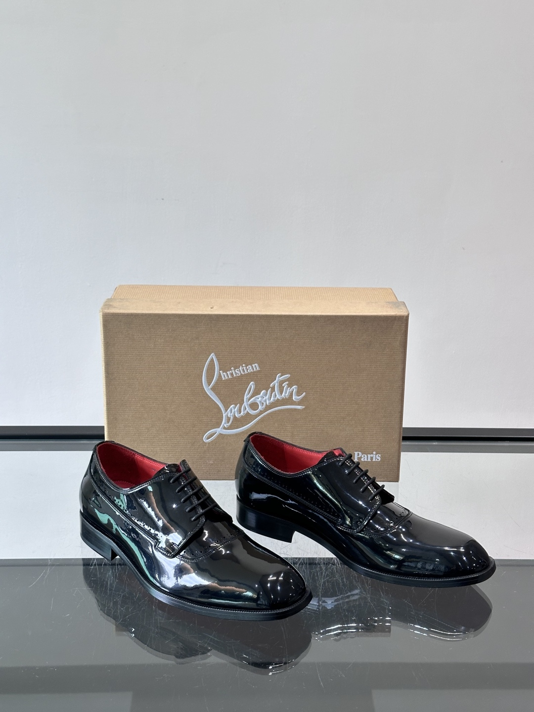 Christian Louboutin男士正装皮鞋，选用优质牛皮，鞋面光泽细腻，布洛克雕花设计超有复古感