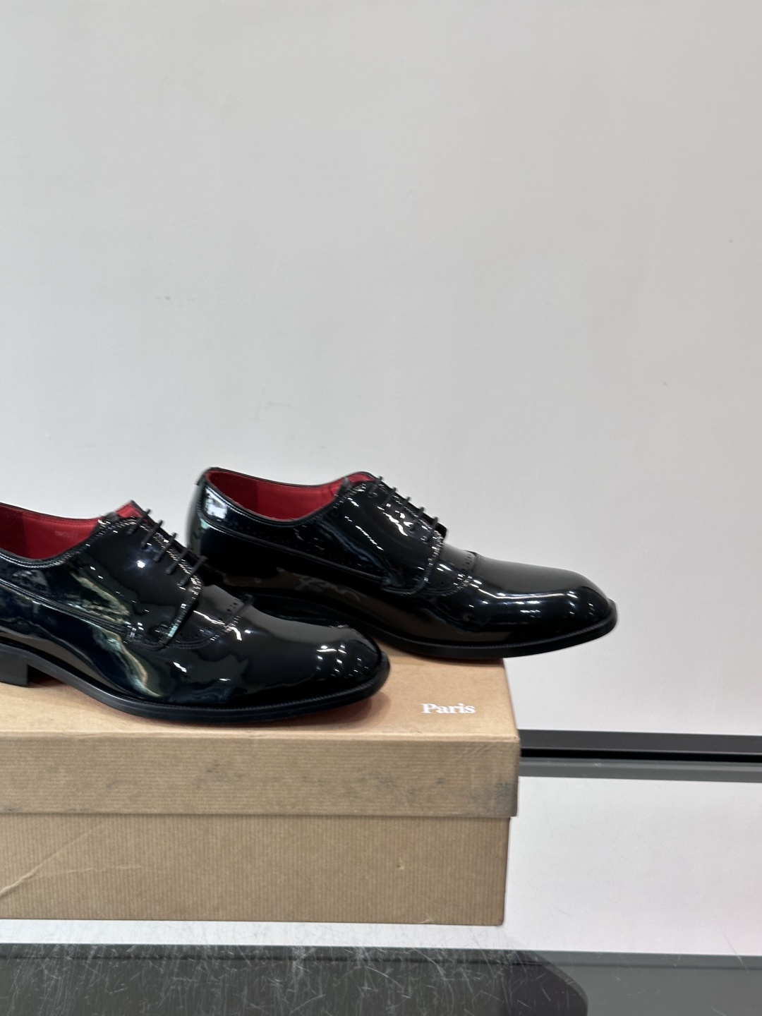 Christian Louboutin男士正装皮鞋，选用优质牛皮，鞋面光泽细腻，布洛克雕花设计超有复古感