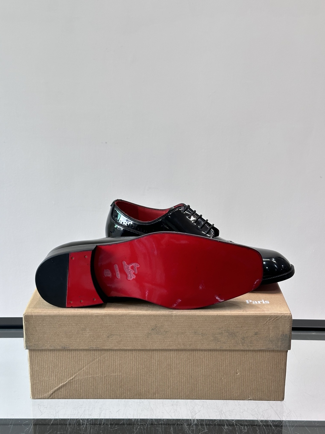 Christian Louboutin男士正装皮鞋，选用优质牛皮，鞋面光泽细腻，布洛克雕花设计超有复古感