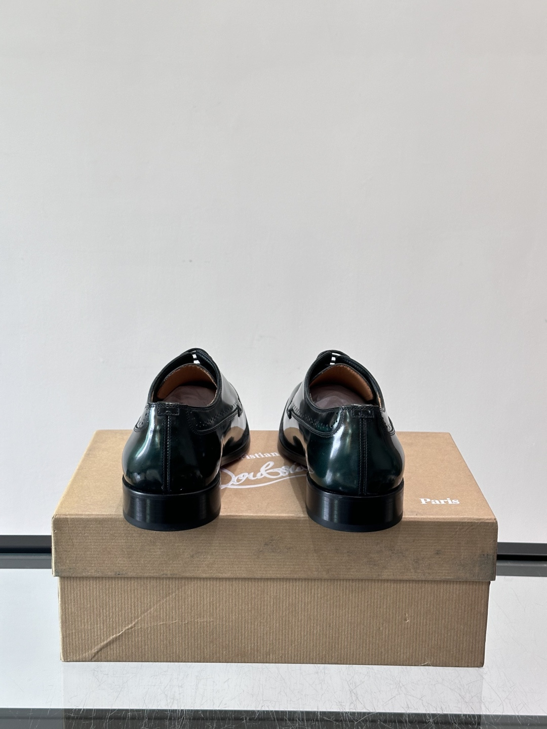 Christian Louboutin男士正装皮鞋，选用优质牛皮，鞋面光泽细腻，布洛克雕花设计超有复古感