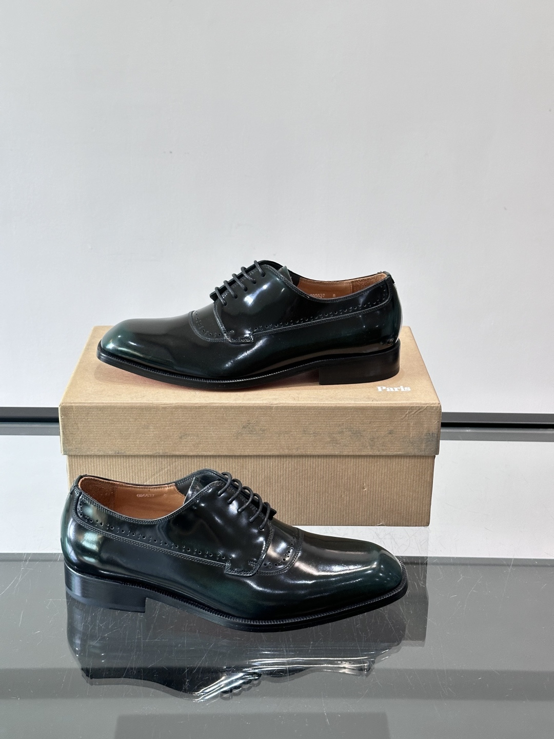 Christian Louboutin男士正装皮鞋，选用优质牛皮，鞋面光泽细腻，布洛克雕花设计超有复古感