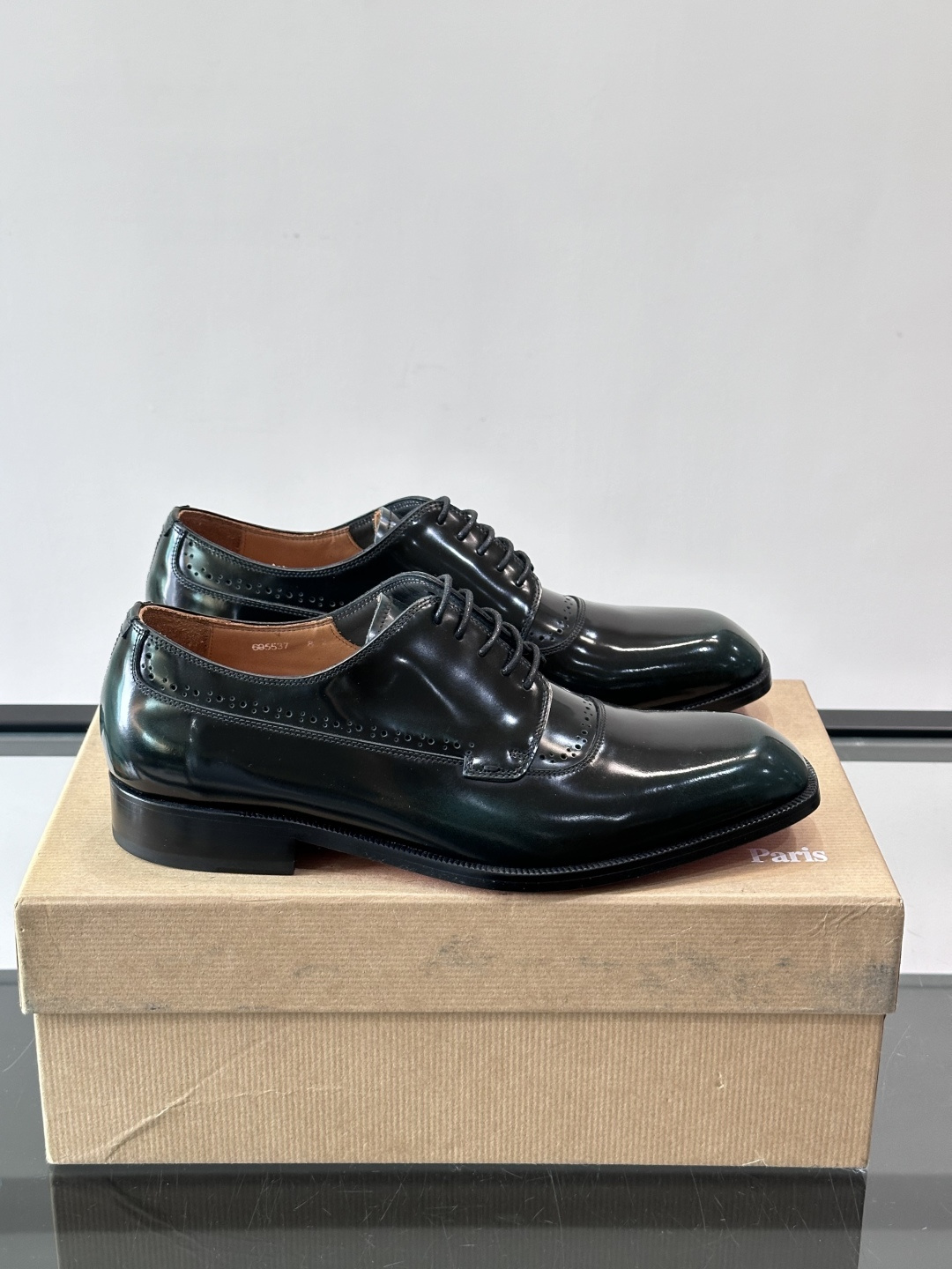 Christian Louboutin男士正装皮鞋，选用优质牛皮，鞋面光泽细腻，布洛克雕花设计超有复古感
