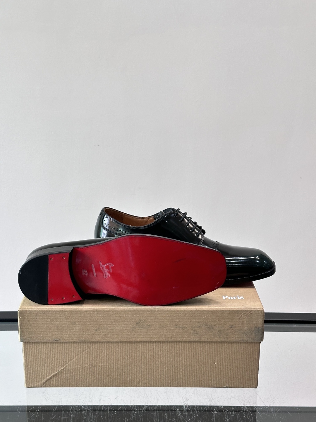 Christian Louboutin男士正装皮鞋，选用优质牛皮，鞋面光泽细腻，布洛克雕花设计超有复古感