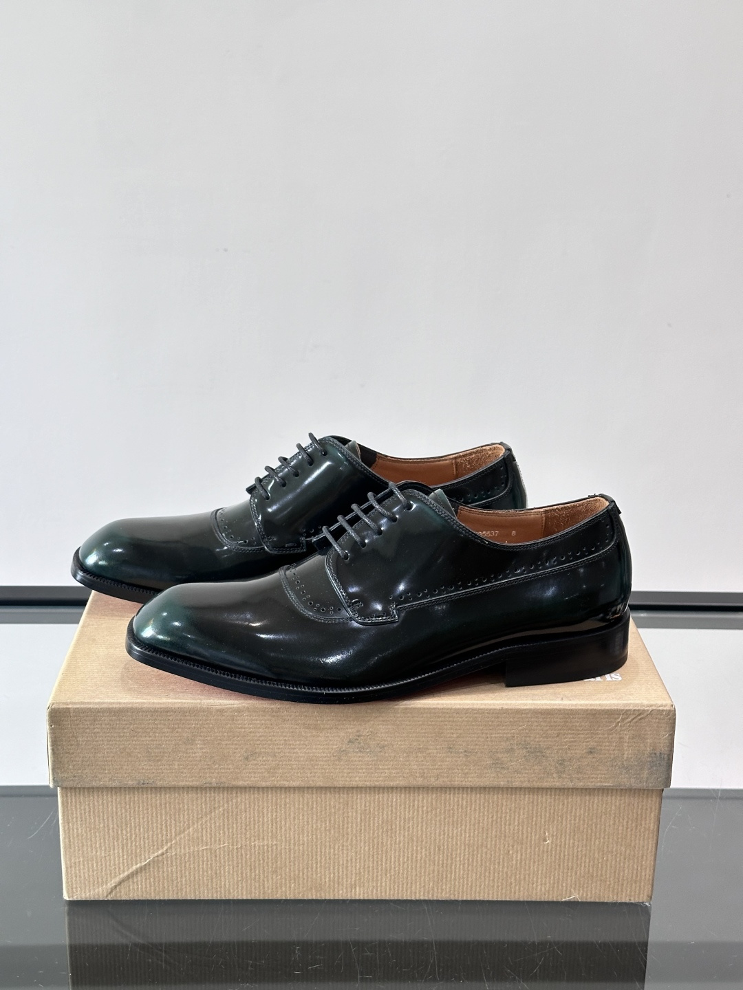 Christian Louboutin男士正装皮鞋，选用优质牛皮，鞋面光泽细腻，布洛克雕花设计超有复古感