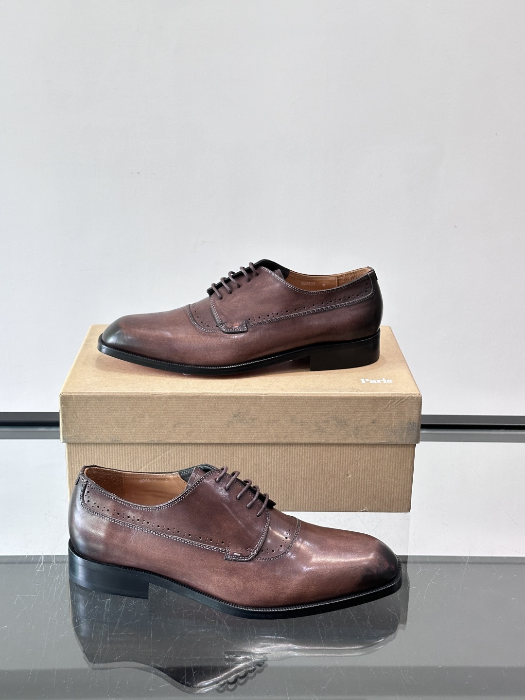 Christian Louboutin男士正装皮鞋，选用优质牛皮，鞋面光泽细腻，布洛克雕花设计超有复古感