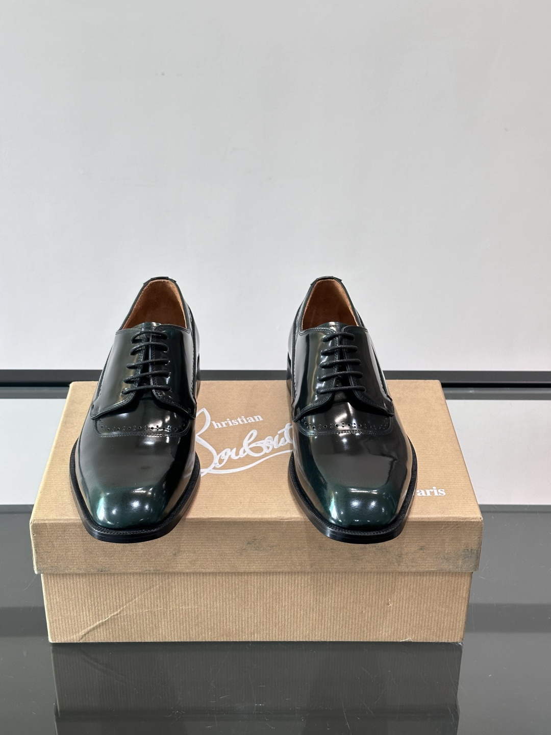 Christian Louboutin男士正装皮鞋，选用优质牛皮，鞋面光泽细腻，布洛克雕花设计超有复古感