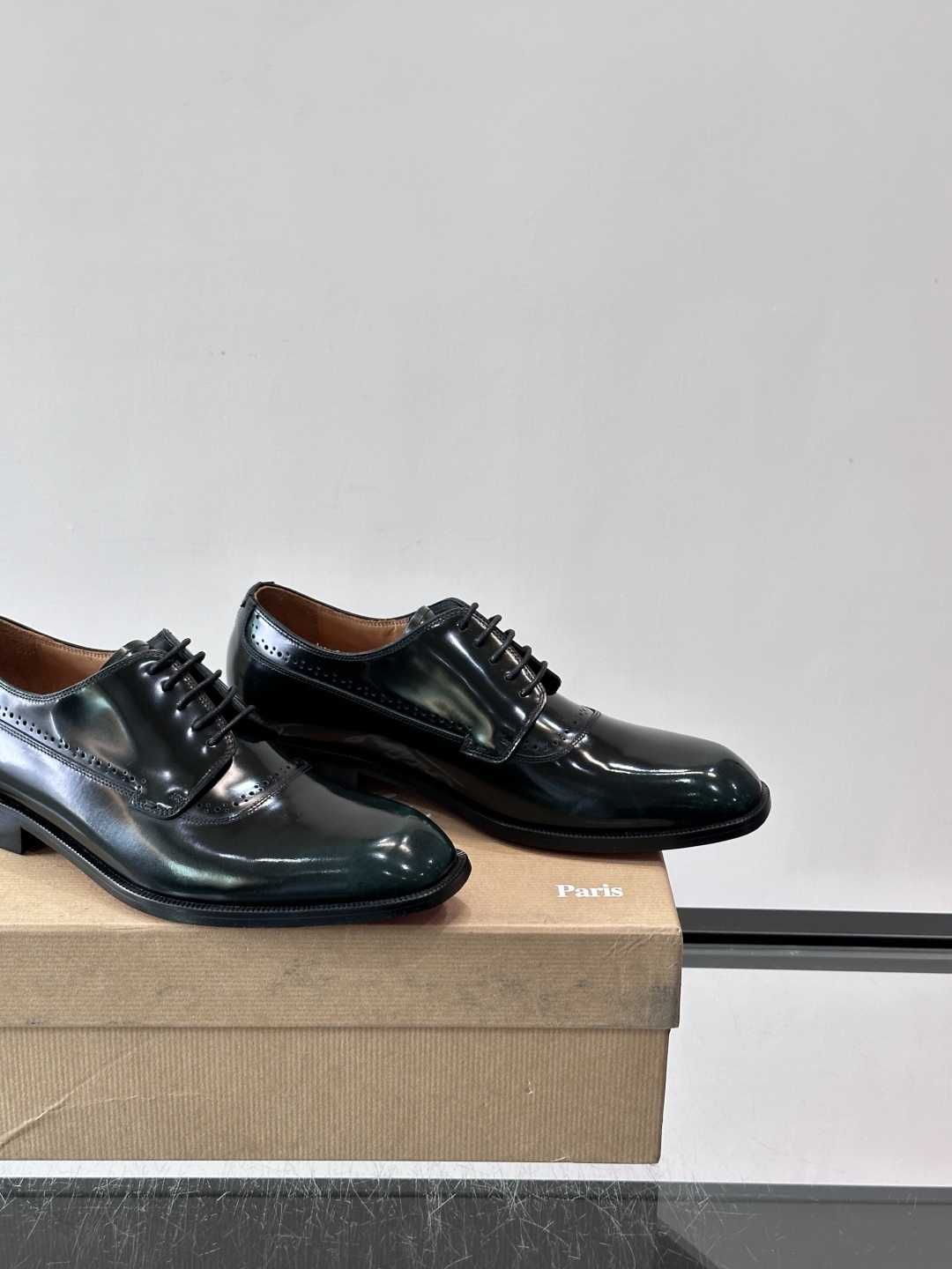 Christian Louboutin男士正装皮鞋，选用优质牛皮，鞋面光泽细腻，布洛克雕花设计超有复古感