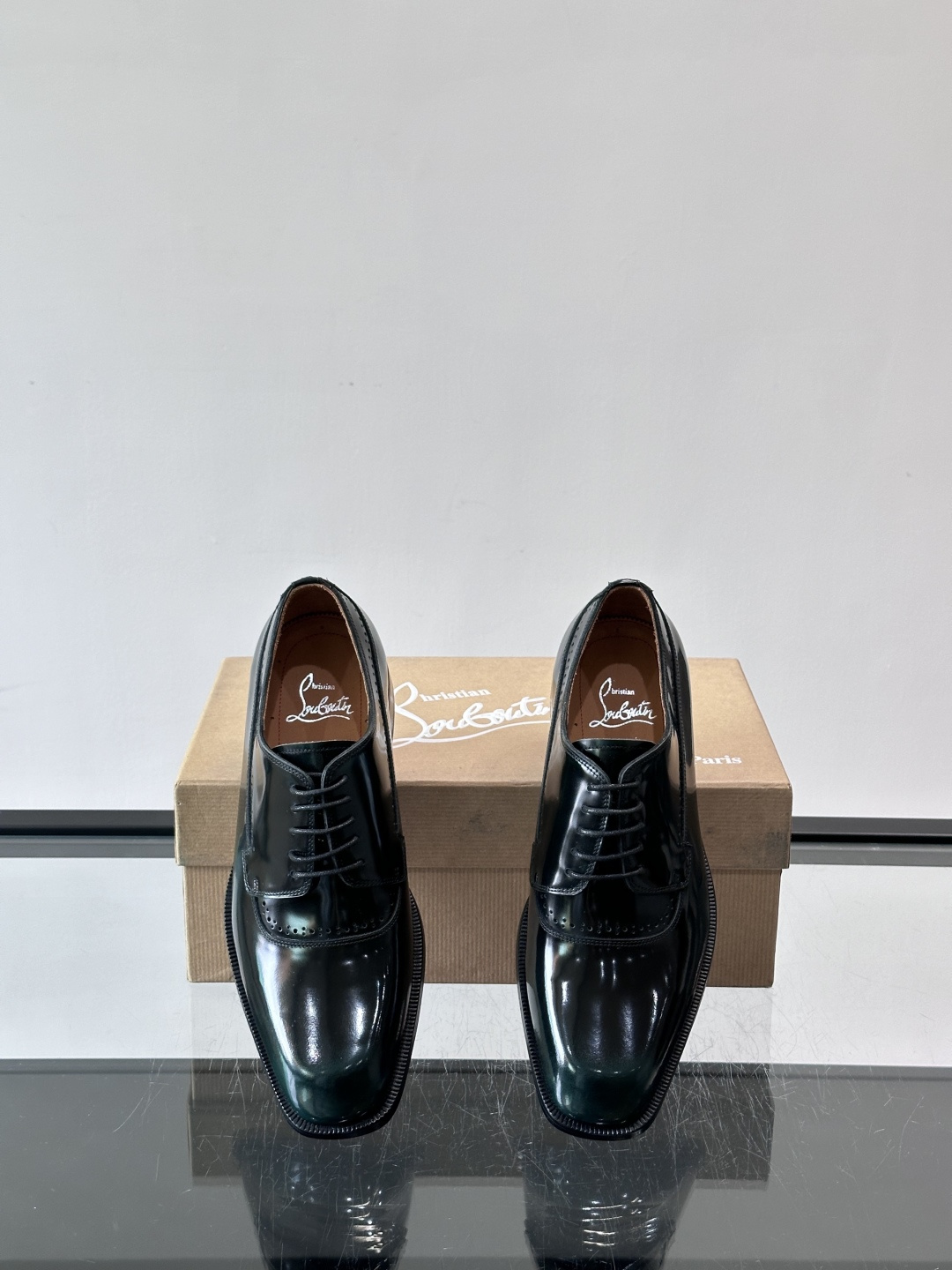 Christian Louboutin男士正装皮鞋，选用优质牛皮，鞋面光泽细腻，布洛克雕花设计超有复古感