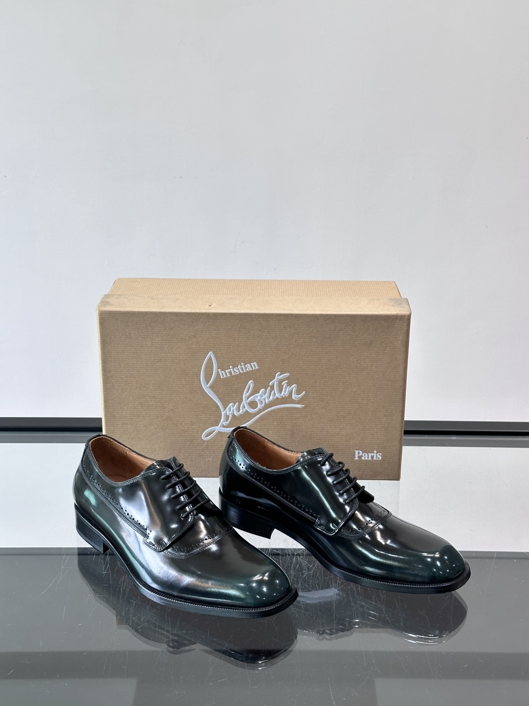 Christian Louboutin男士正装皮鞋，选用优质牛皮，鞋面光泽细腻，布洛克雕花设计超有复古感