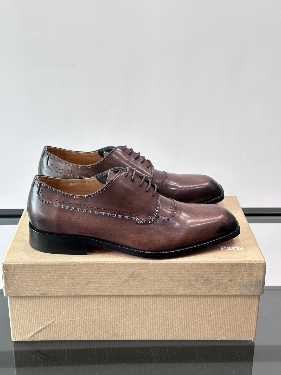 Christian Louboutin男士正装皮鞋，选用优质牛皮，鞋面光泽细腻，布洛克雕花设计超有复古感