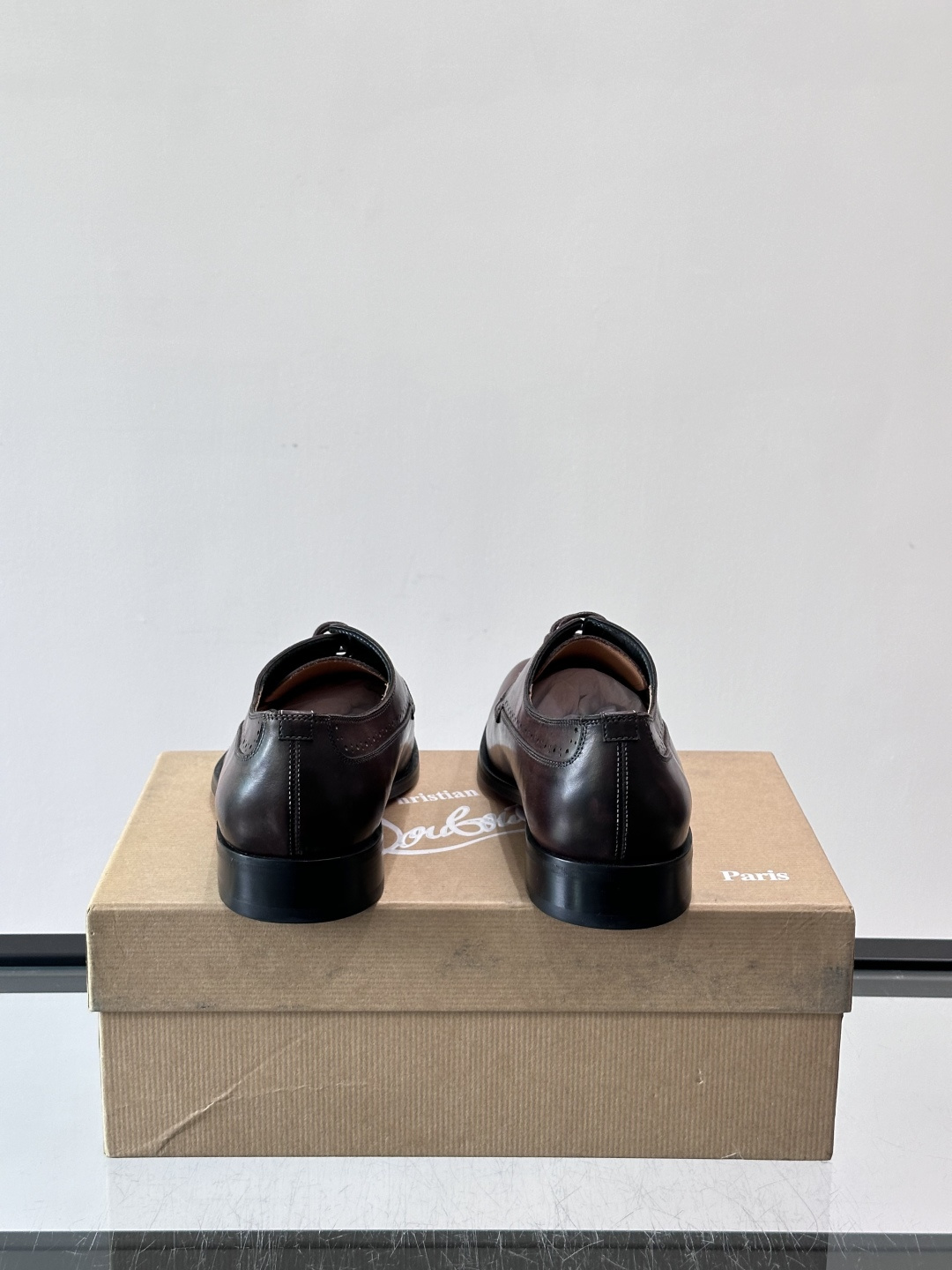 Christian Louboutin男士正装皮鞋，选用优质牛皮，鞋面光泽细腻，布洛克雕花设计超有复古感