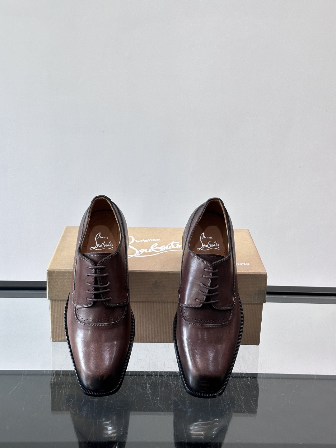 Christian Louboutin男士正装皮鞋，选用优质牛皮，鞋面光泽细腻，布洛克雕花设计超有复古感