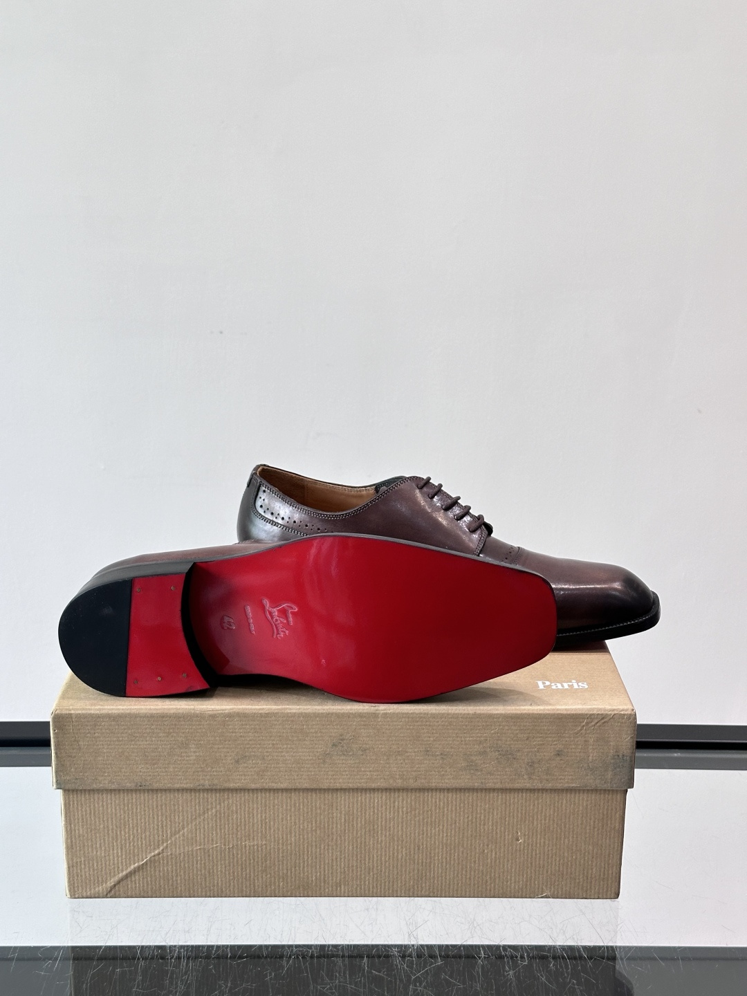 Christian Louboutin男士正装皮鞋，选用优质牛皮，鞋面光泽细腻，布洛克雕花设计超有复古感