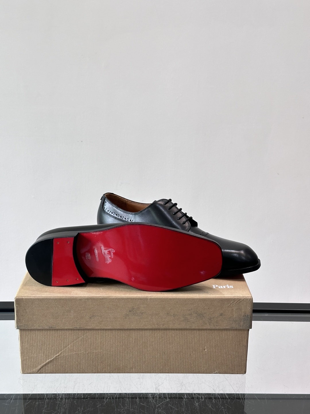 Christian Louboutin男士正装皮鞋，选用优质牛皮，鞋面光泽细腻，布洛克雕花设计超有复古感