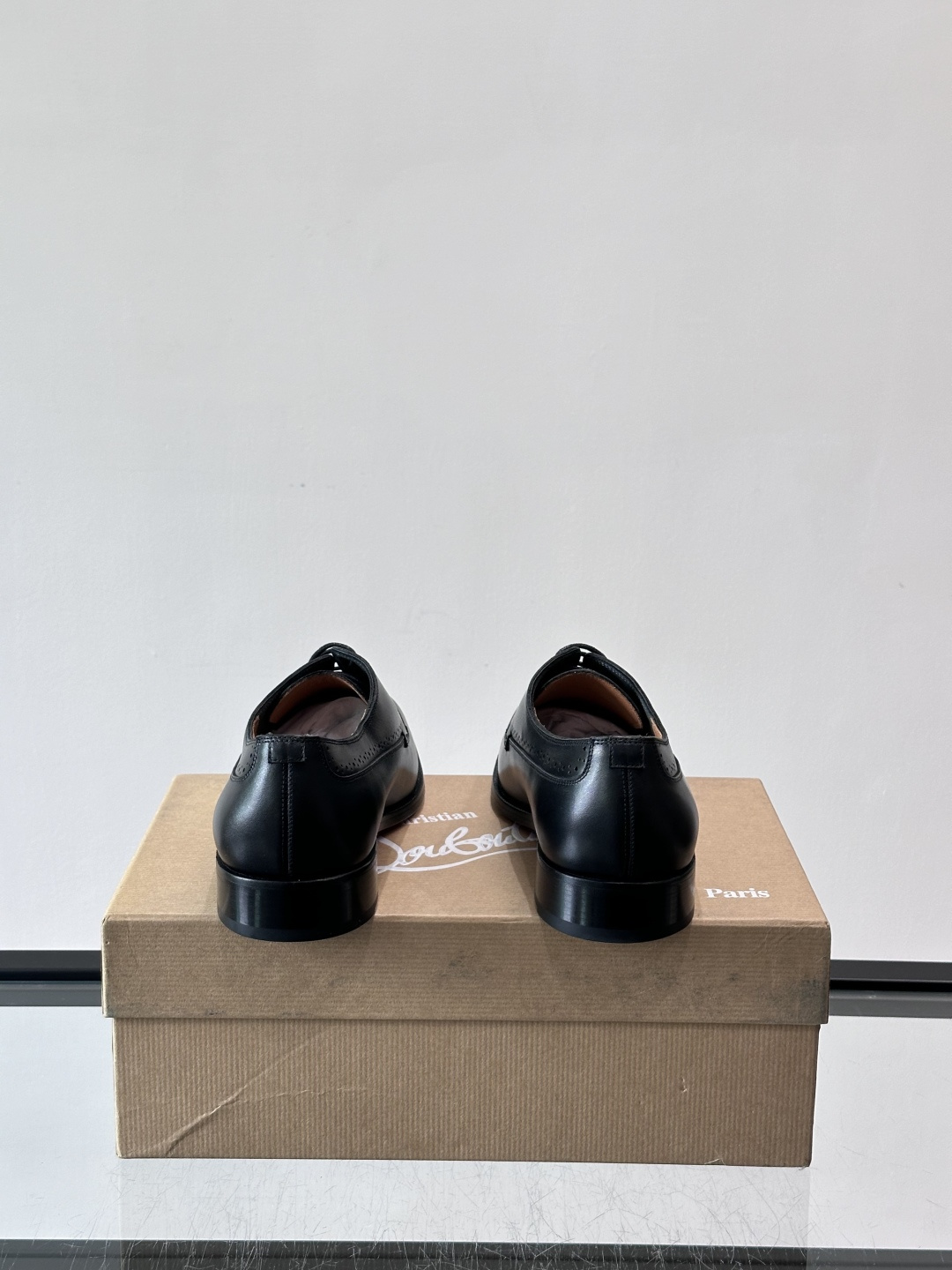 Christian Louboutin男士正装皮鞋，选用优质牛皮，鞋面光泽细腻，布洛克雕花设计超有复古感