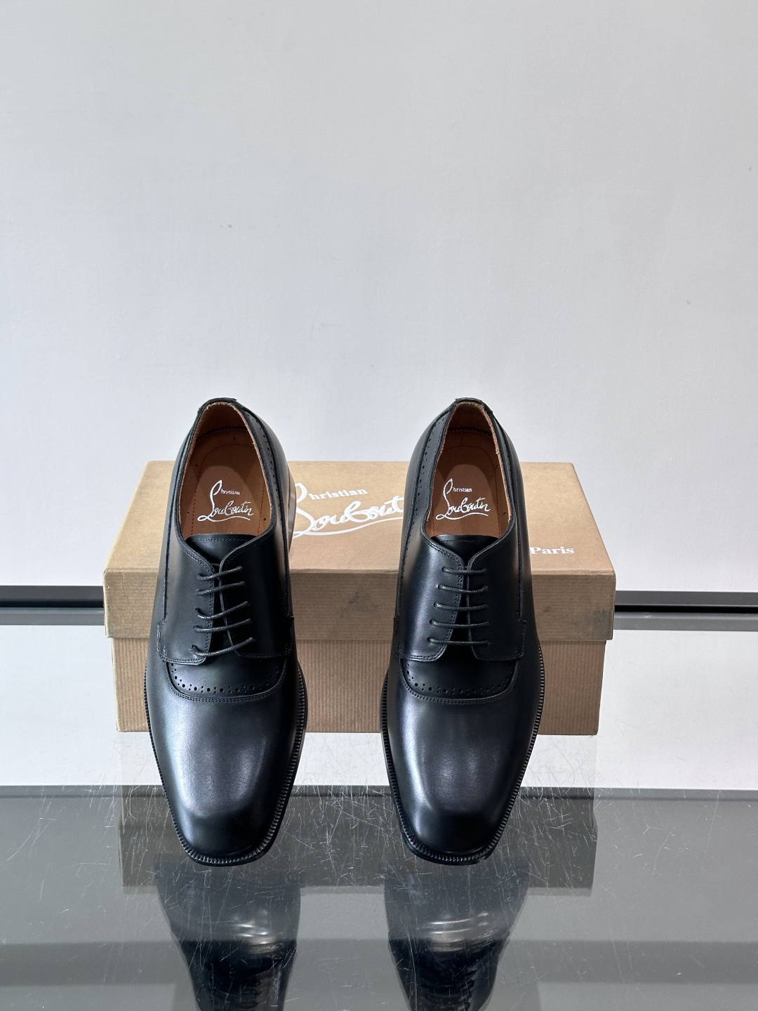 Christian Louboutin男士正装皮鞋，选用优质牛皮，鞋面光泽细腻，布洛克雕花设计超有复古感