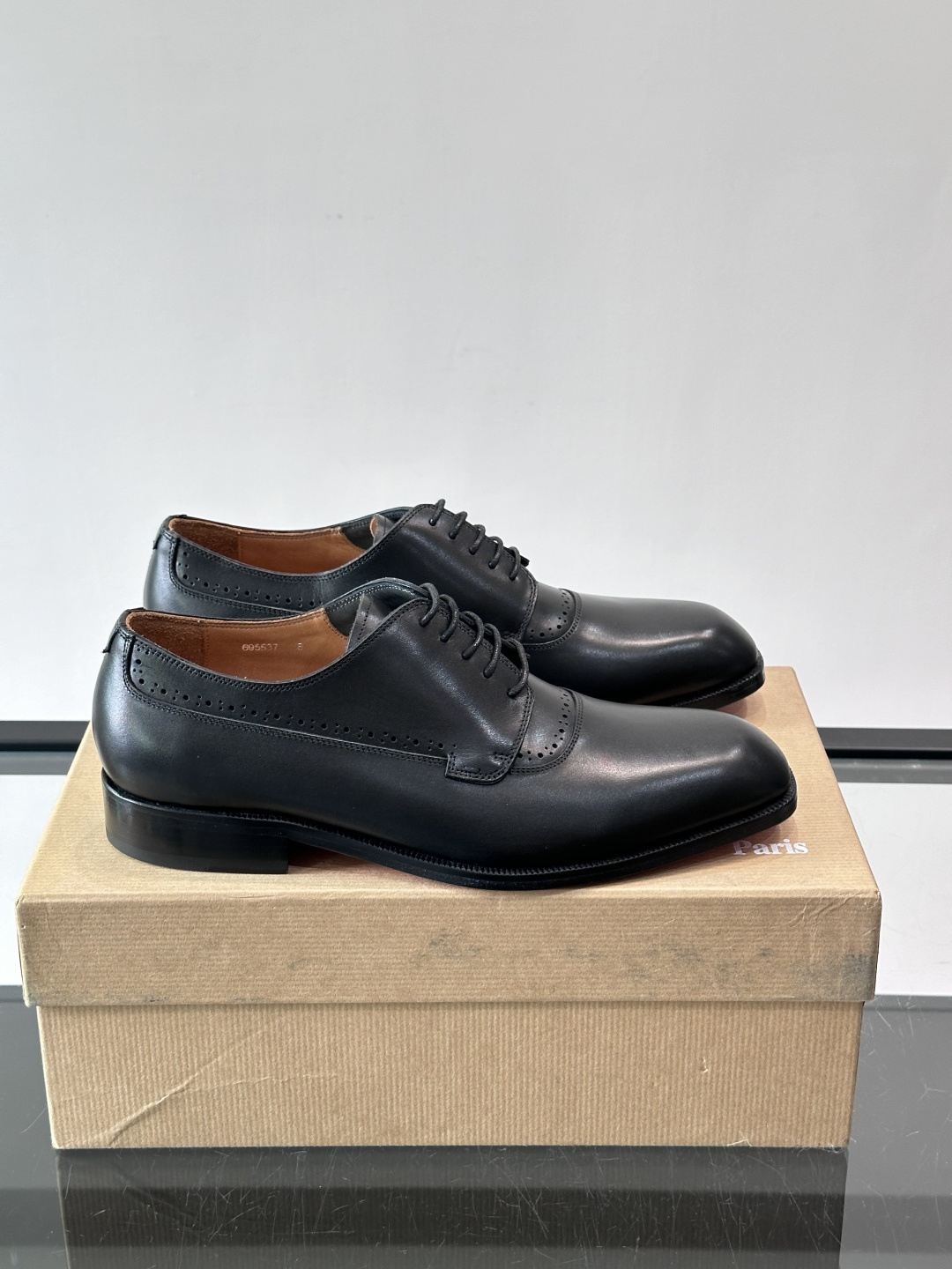 Christian Louboutin男士正装皮鞋，选用优质牛皮，鞋面光泽细腻，布洛克雕花设计超有复古感