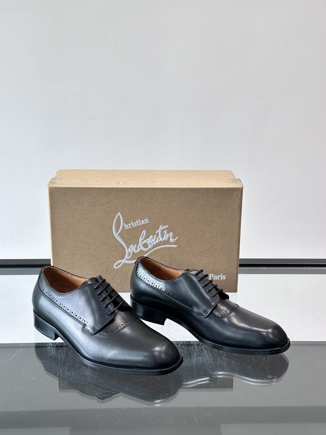 Christian Louboutin男士正装皮鞋，选用优质牛皮，鞋面光泽细腻，布洛克雕花设计超有复古感