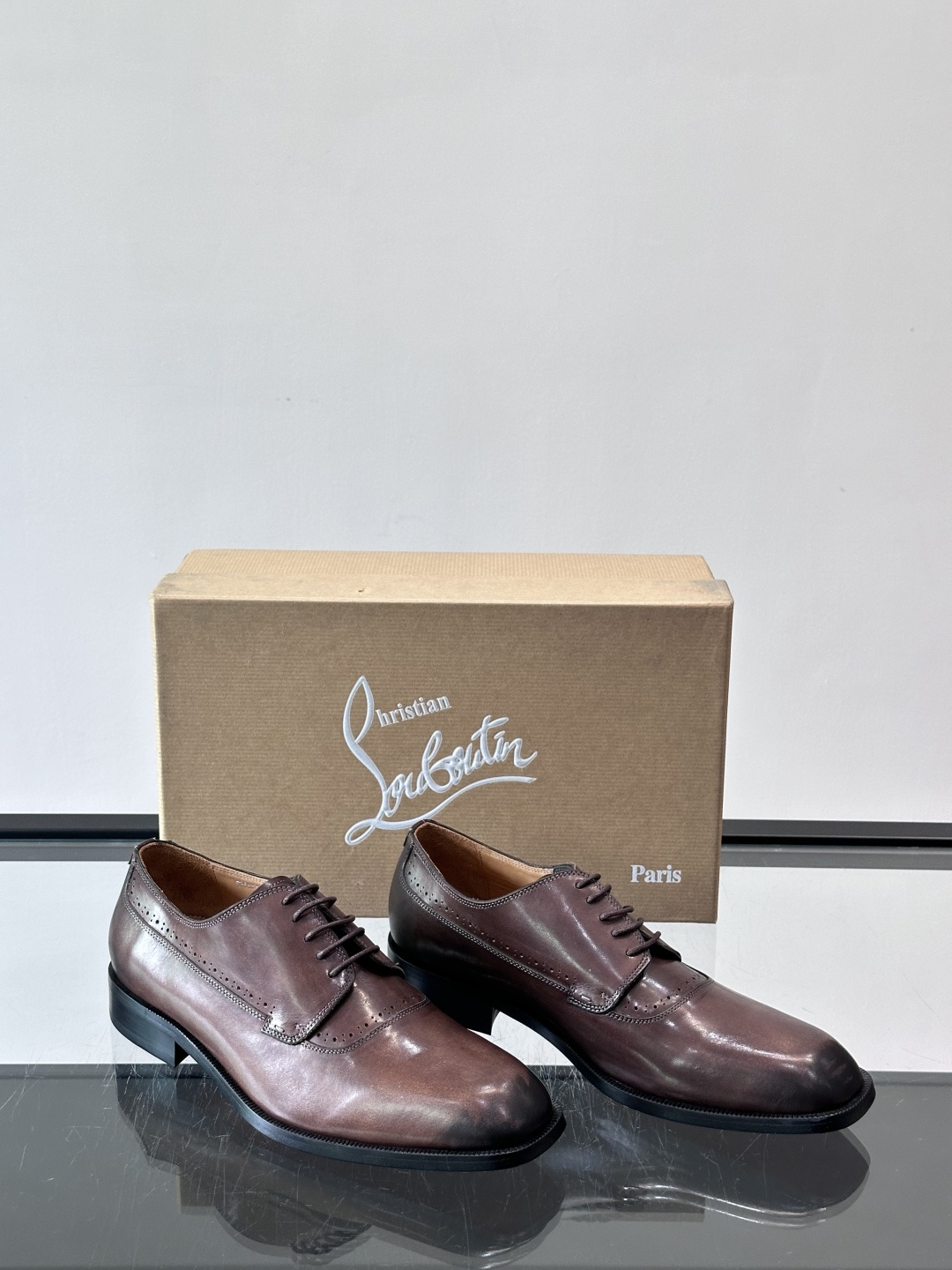 Christian Louboutin男士正装皮鞋，选用优质牛皮，鞋面光泽细腻，布洛克雕花设计超有复古感