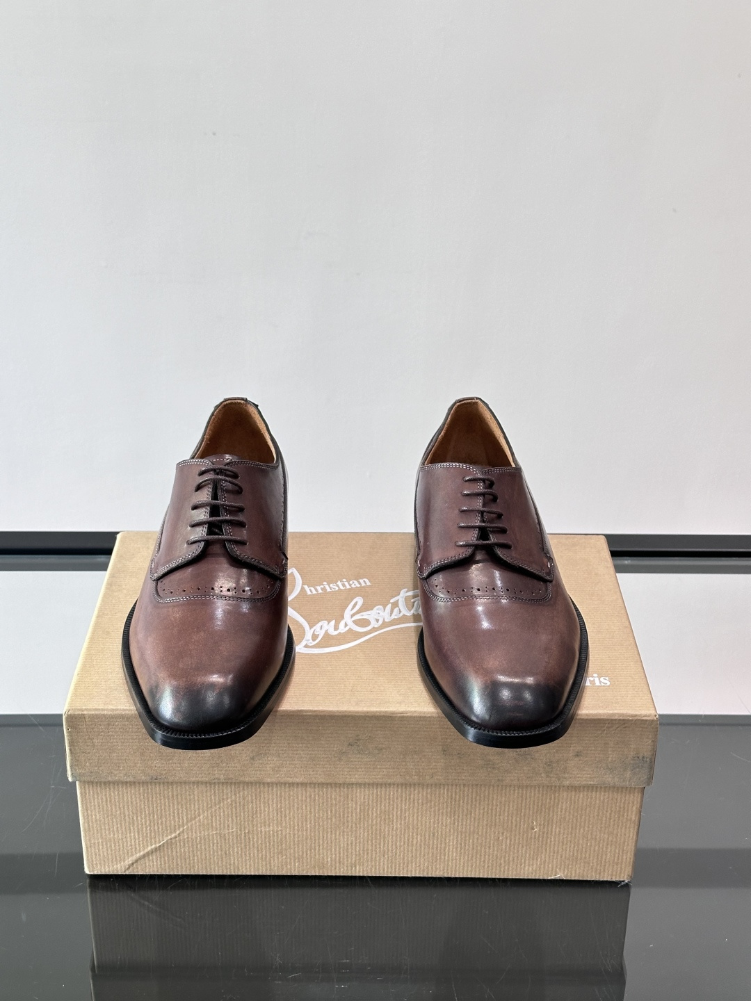 Christian Louboutin男士正装皮鞋，选用优质牛皮，鞋面光泽细腻，布洛克雕花设计超有复古感