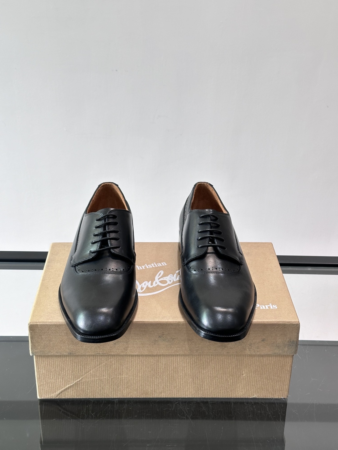 Christian Louboutin男士正装皮鞋，选用优质牛皮，鞋面光泽细腻，布洛克雕花设计超有复古感