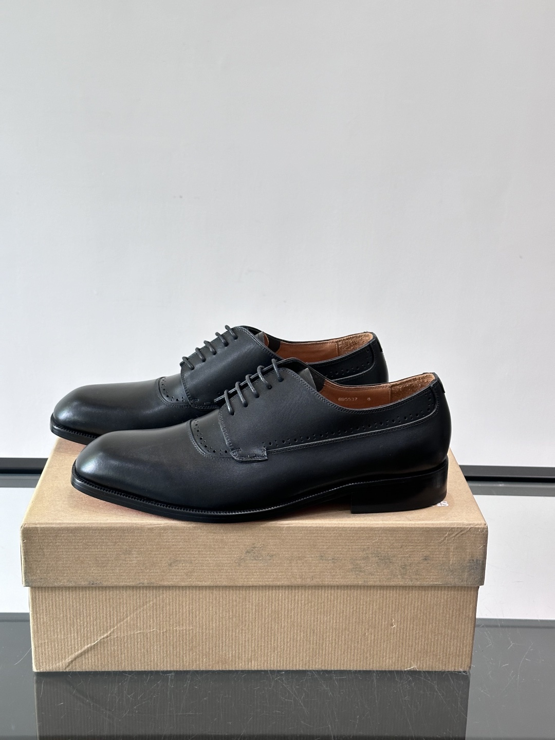 Christian Louboutin男士正装皮鞋，选用优质牛皮，鞋面光泽细腻，布洛克雕花设计超有复古感