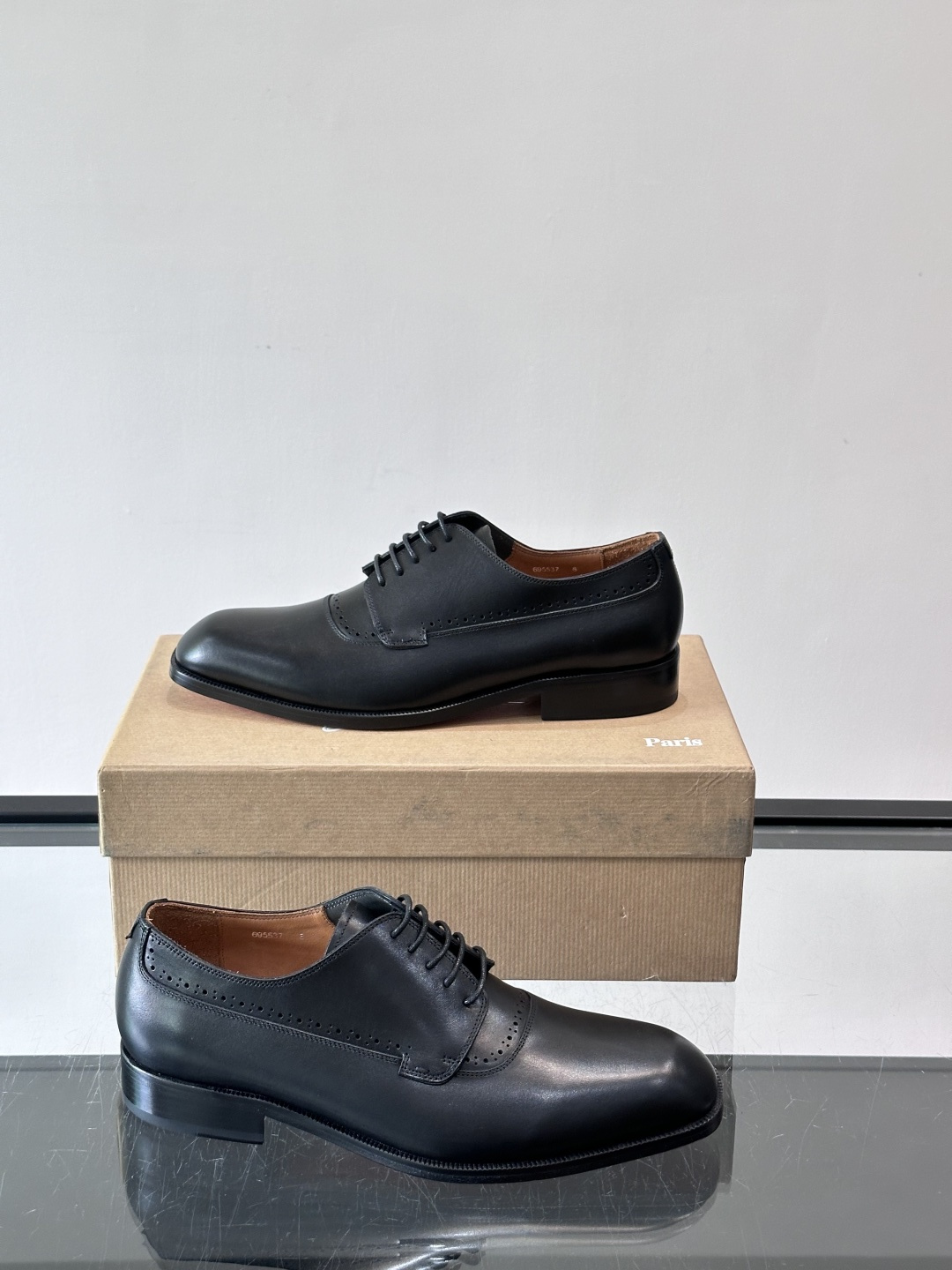 Christian Louboutin男士正装皮鞋，选用优质牛皮，鞋面光泽细腻，布洛克雕花设计超有复古感